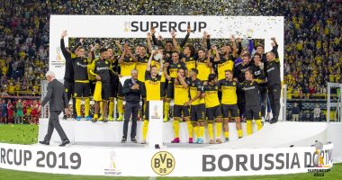 مراسم تتويج بوروسيا دورتموند بكأس السوبر الألماني.. فيديو وصور 