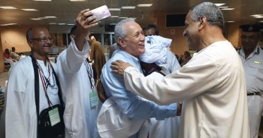 صور.. "بالأحضان" ..محافظ الأقصر يودع آخر أفواج رحلات حجاج بيت الله الحرام