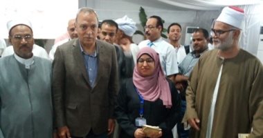 صور. الوعاظ والواعظات بالأزهر الشريف يودعون الحجاج بمطار الأقصر