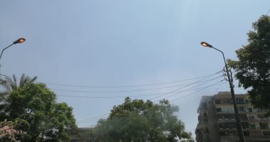 أعمدة الإنارة مضاءة ظهرا ببعض شوارع مصر الجديدة