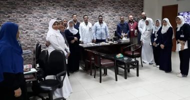 مدير مستشفى الأقصر الدولى يجتمع بفريق تطوير وتحسين المستشفي