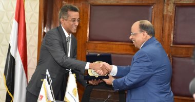 التنمية المحلية و"معلومات الوزراء" يوقعان بروتوكول للتعاون المشترك