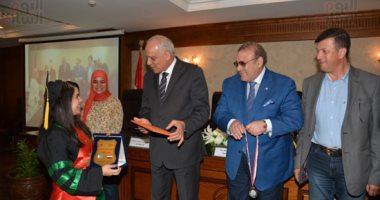 صور.. حسن راتب ومحافظ الجيزة يكرمان أوائل الثانوية العامة والدبلومات