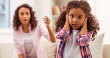 لو مبيسمعش الكلام.. خبيرة علاقات هتقولك إزاى تتعاملى مع طفلك العنيد