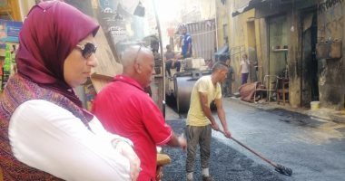 صور.. رئيس حى جمرك الإسكندرية تتفقد أعمال الرصف بنطاق الحى