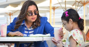 محافظ دمياط تصطحب الطفلة هبة الى التنزه برأس البر بعد رحلة علاج بالمستشفى 