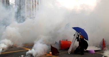 شرطة هونج كونج تطلق الغاز المسيل للدموع لتفريق محتجين مع تجدد المظاهرات