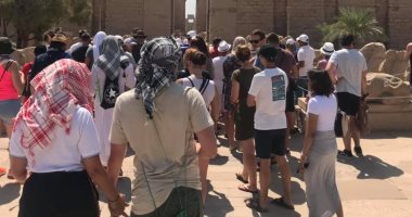 صور.. السائحون يتحدون حرارة الطقس ويزورون معالم الأقصر الأثرية