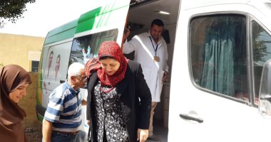صور.. تقديم الكشف الطبى والعلاج المجانى لـ 2038 شخص خلال قافلة طبية بأطفيح