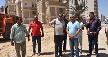 صور.. محافظ مطروح يتفقد منطقة باب البحر ويتابع تمهيد الطريق لازدواج رصفه