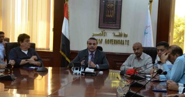 نائب محافظ الأقصر يجتمع بقيادات السياحة والأمن لبحث استعدادات الموسم السياحى