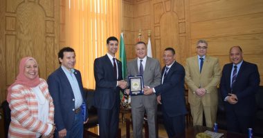 رئيس جامعة بنها خلال استقباله الطلاب المشاركين بمؤتمر الشباب: مصر وشبابها بخير