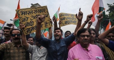 احتفالات المواطنين بقرار إلغاء الحكم الذاتى لكشمير