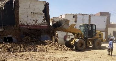 صور.. حملة لإزالة 5 منازل آيلة للسقوط بالخارجة فى الوادى الجديد