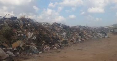 صور .. العبور الجديدة تحاصرها القمامة ودخان 24 ساعة