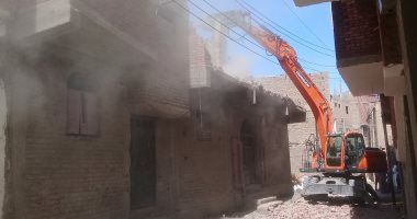 صور.. إزالة 170 حالة تعد على 524 فدانا خلال 12 يوما بمدينة إسنا