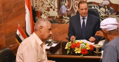 صور.. نائب محافظ أسوان يستمع لمطالب وشكاوى 40 مواطناً خلال اللقاء الأسبوعى