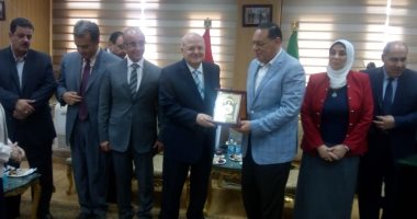 صور.. محافظ الشرقية يكرم رئيس جامعة الزقازيق لبلوغه سن المعاش