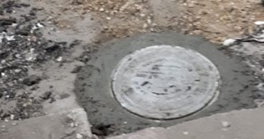 صور.. تغطية 20 مطبق صرف صحى بشارع الجلاء بطنطا بعد سرقتها