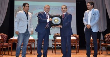صور.. محافظ الإسماعيلية ورئيس جامعة قناة السويس يُكرمان متطوعى أمم أفريقيا