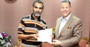 إستجابة لـ"ليوم السابع"..محافظ بنى سويف يسلم رب أسرة عقد وحدة بالإيواء