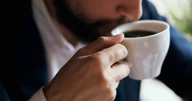 بيحب الروتين وبسيط فى حياته..مالا تعرفه عن محبى البن التقيل