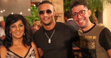 سر لقاء محمد رمضان بوالدة رامى مالك وأيمن منصور فى أمريكا