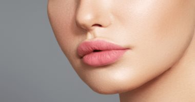بخطوات سهلة وبسيطة.. طرق الحصول على شفاه وردية 
