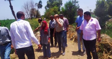 صور.. لجنة من مدينة القرنة تعاين قطعتى أرض تبرع أهالى لتنفيذ مشروع الصرف الصحى