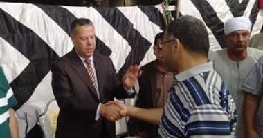 محافظ بنى سويف يؤدى واجب العزاء فى شهيد قرية بهبشين بحادث معهد الأورام
