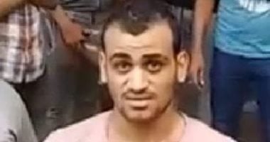 فيديو.. سقوط بلطجى اعترض أتوبيس النقل العام بالإسكندرية.. القبض على سائق التوك توك بعد انتشار فيديو جريمته على مواقع التواصل الاجتماعى.. المتهم ظهر بحوزته سكين ليحاول التعدى على سائق الأتوبيس وترويع المواطنين