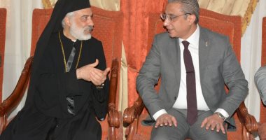 صور.. محافظ سوهاج يهنئ الأنبا باسيليوس مطران الأقباط الكاثوليك الجديد بسوهاج
