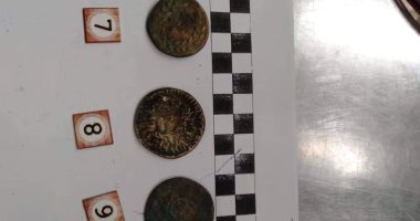 ضبط عملات أثرية داخل طرد قادم من التشيك بمطار القاهرة.. صور