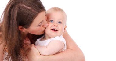 أمراض تنتقل للطفل عن طريق تقبيله من الفم.. احذرى