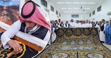 صور.. تغيير كسوة الكعبة مشهد يبهج القلوب.. كساء الحرير الأسود المنقوش عليه آيات القرآن من ماء الذهب.. مصر الأشهر فى تصنيعها وإرسالها لبيت الله الحرام.. واستبدال الكسوة مرة واحدة كل عام أثناء توجه الحجاج لعرفات