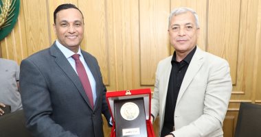 محافظ المنوفية يكرم أيمن مختار لتوليه منصب سكرتيراً عاماً لمحافظة الدقهلية