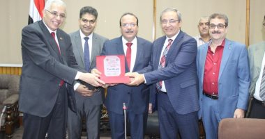 رئيس جامعة طنطا يكرم رؤساء أقسام كلية الطب بعد إتمامهم فترة رئاستهم