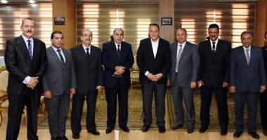 محافظ الشرقية يكرم السكرتير المساعد و3 رؤساء مدن المنقولين ضمن حركة المحليات