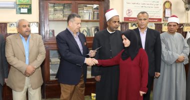 محافظ بنى سويف يسلم مساعدات زواج لـ25 من الفتيات اليتيمات