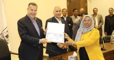 محافظ بنى سويف يكرم أول سيدة تقود الأوركسترا فى مصر