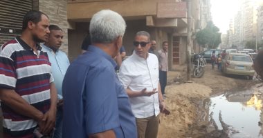 محافظ سوهاج يتفقد مكان انفجار خط مياه شارع الجمهورية.. صور