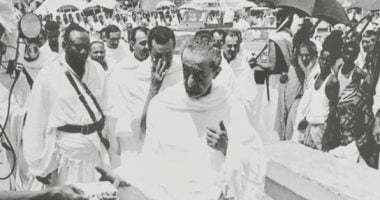 صورة نادرة للملك فيصل وهو يؤدى مناسك الحج