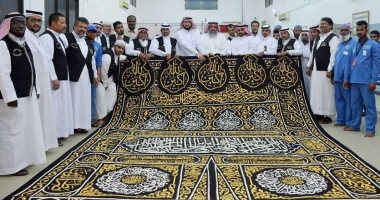 قبل ما تتزين بها.. شاهد كسوة الكعبة المشرفة لهذا العام