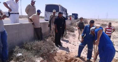 صور.. ضبط وإزالة حالة تعدى على خط المياه الرئيسى المغذى لمرسى مطروح بالضبعة
