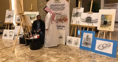 فنان يرسم لوحات تذكارية فى الحرم ويهديها للحجاج.. صور