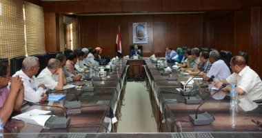 صور.. رئيس جامعة الأقصر يجتمع بالعمداء ومديرى الإدارات استعدادا العام الجديد