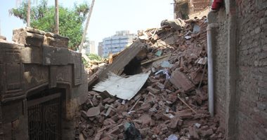 سقوط جزء من عقار قديم فى حى الجمرك بالإسكندرية 