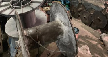 صور.. ضبط مصنع غير مرخص لإنتاج أسلاك الكهرباء بمنشأة ناصر