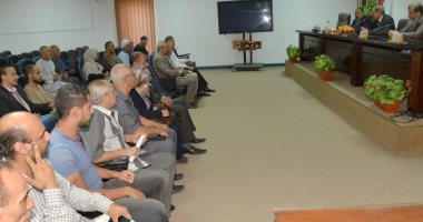 محافظ أسيوط يسلم 10 عقود جديدة للمنتفعين بأراضى أملاك الدولة بـ 6 مراكز