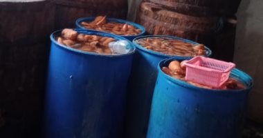 سقوط صاحب معمل بحوزته 4 أطنان مخللات فاسدة بحلوان